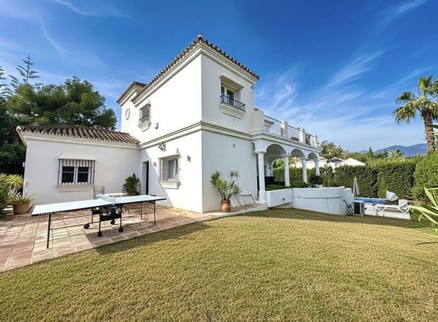 5 bedroom Villa for sale in Nueva Andalucía Centro, Marbella with pool garage - € 1,695,000 (Ref: 9503699)