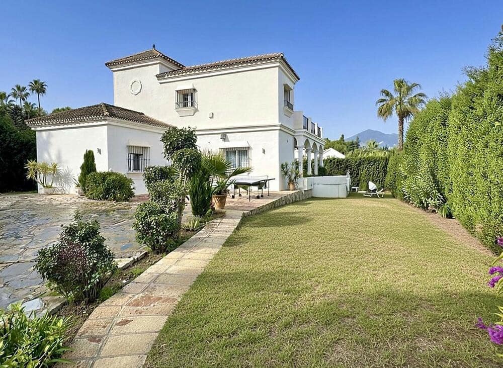 5 bedroom Villa for sale in Nueva Andalucia with pool garage - € 1,695,000 (Ref: 9503699)