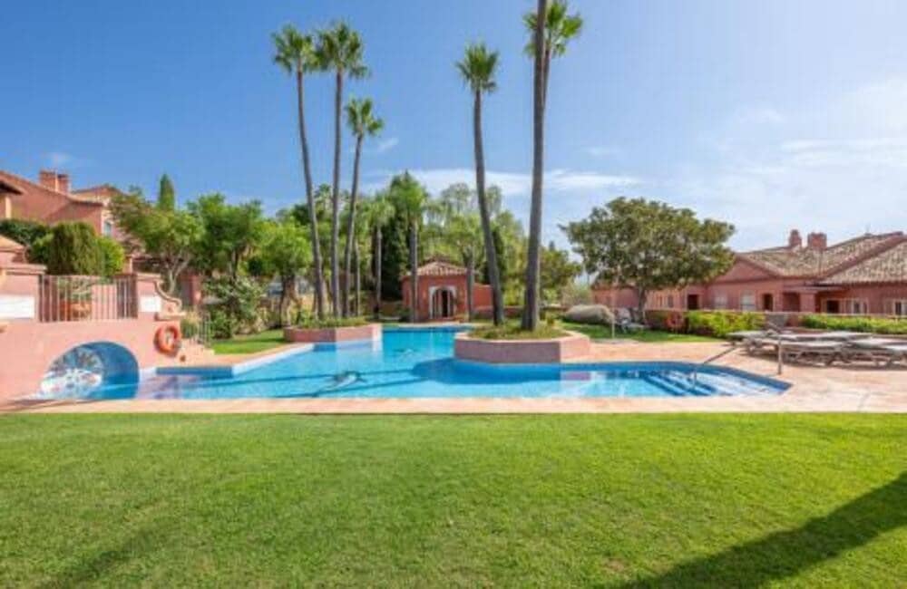 4 bedroom Apartment for sale in Monte Halcones with pool garage - € 875,000 (Ref: 9508057)