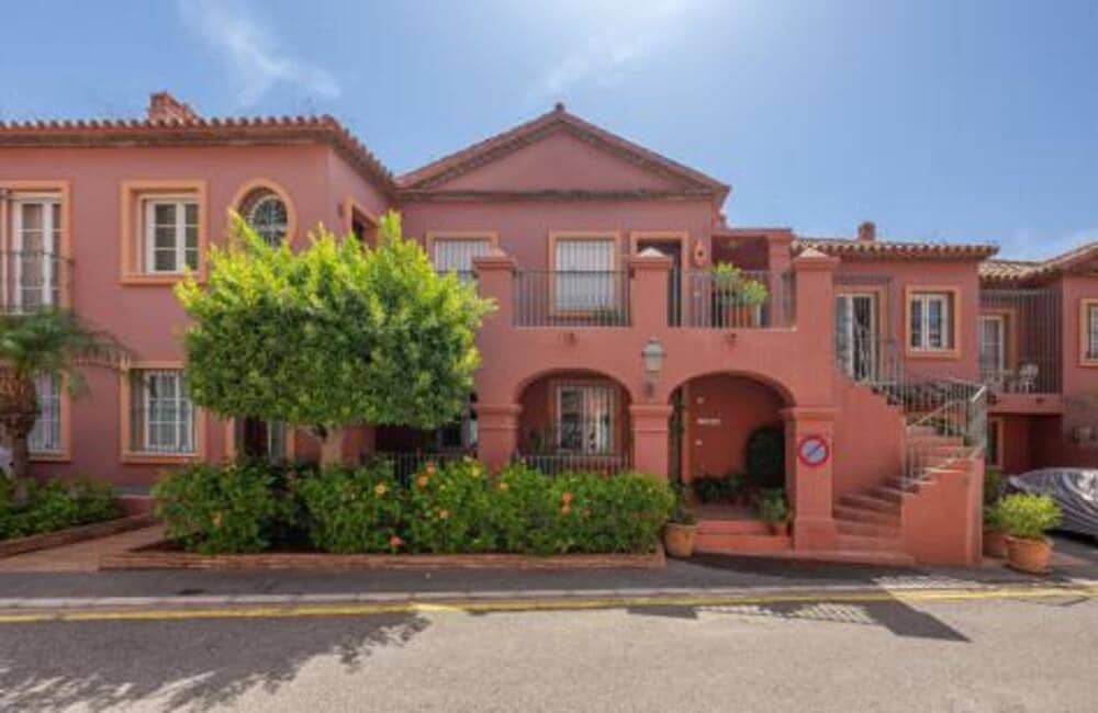 4 bedroom Apartment for sale in Monte Halcones with pool garage - € 875,000 (Ref: 9508057)