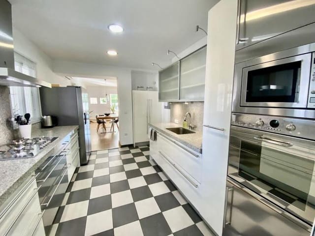 4 soveværelse Semi-Rækkehus til salg i Guadalmina Baja, Marbella med swimmingpool garage - € 1.100.000 (Ref: 9508059)