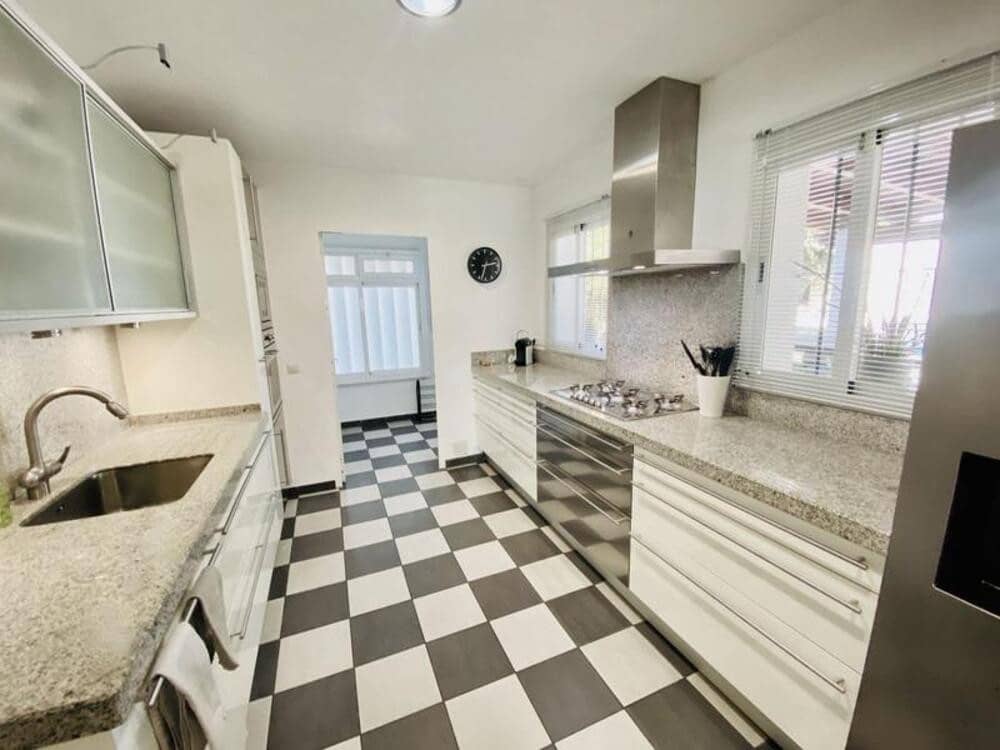 Pareado de 4 habitaciones en Guadalmina en venta con piscina garaje - 1.100.000 € (Ref: 9508059)