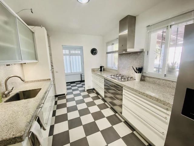 4 soveværelse Semi-Rækkehus til salg i Guadalmina Baja, Marbella med swimmingpool garage - € 1.100.000 (Ref: 9508059)