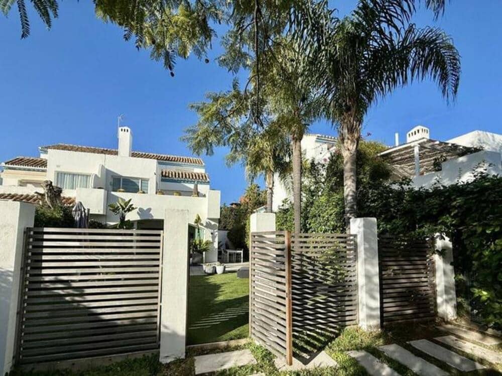 Pareado de 4 habitaciones en Guadalmina en venta con piscina garaje - 1.100.000 € (Ref: 9508059)