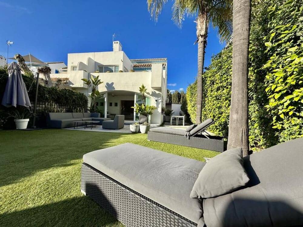 Pareado de 4 habitaciones en Guadalmina en venta con piscina garaje - 1.100.000 € (Ref: 9508059)
