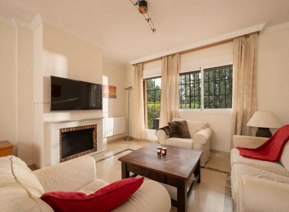 5 sypialnia Willa na sprzedaż w Marbella z basenem garażem - 1 100 000 € (Ref: 9508060)