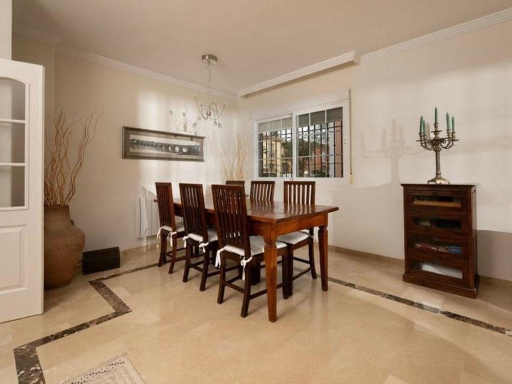 5 sypialnia Willa na sprzedaż w Marbella z basenem garażem - 1 100 000 € (Ref: 9508060)