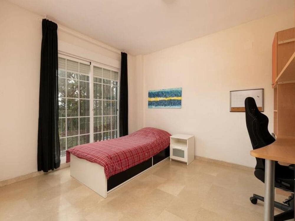 5 sypialnia Willa na sprzedaż w Marbella z basenem garażem - 1 100 000 € (Ref: 9508060)