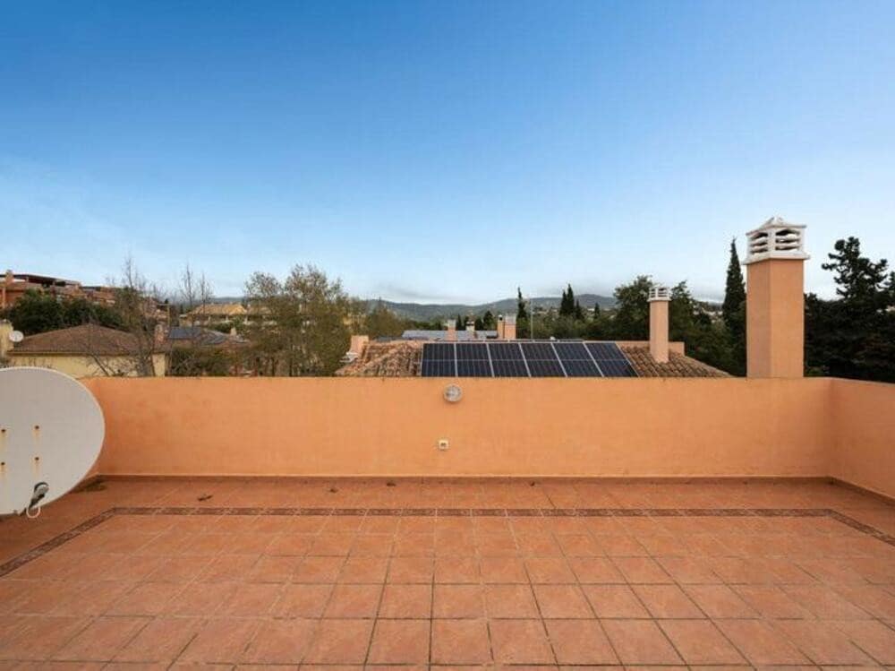 5 sypialnia Willa na sprzedaż w Marbella z basenem garażem - 1 100 000 € (Ref: 9508060)