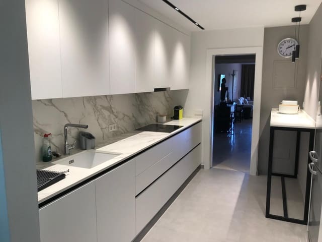 2 sypialnia Penthouse do wynajęcia w Puerto Banus, Marbella z basenem garażem - 2 800 € (Ref: 9511896)