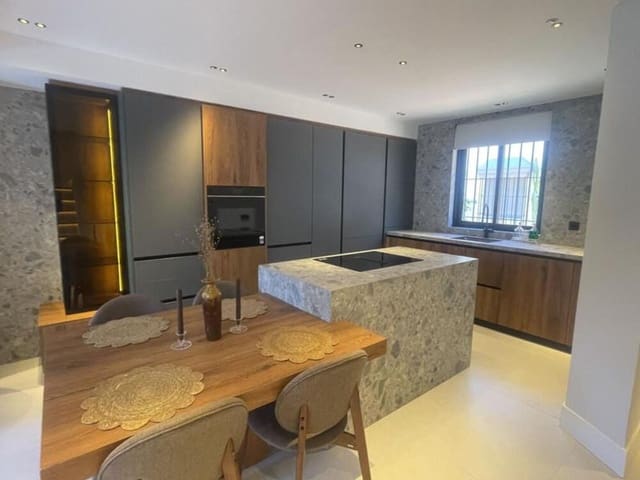 4 Zimmer Haus zu verkaufen in San Pedro de Alcántara Pueblo, Marbella mit Pool Garage - 1.350.000 € (Ref: 9511898)