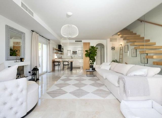 4 soveværelse Semi-Rækkehus til salg i Calahonda, Mijas med swimmingpool - € 775.000 (Ref: 9511903)