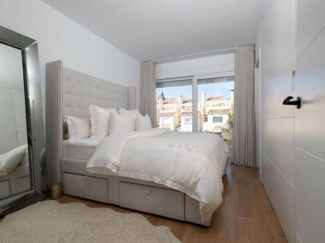 4 soveværelse Semi-Rækkehus til salg i Calahonda, Mijas med swimmingpool - € 775.000 (Ref: 9511903)