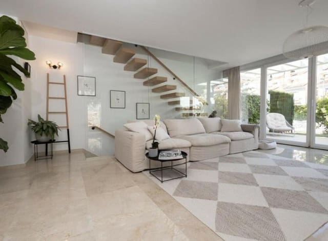 4 soveværelse Semi-Rækkehus til salg i Calahonda, Mijas med swimmingpool - € 775.000 (Ref: 9511903)
