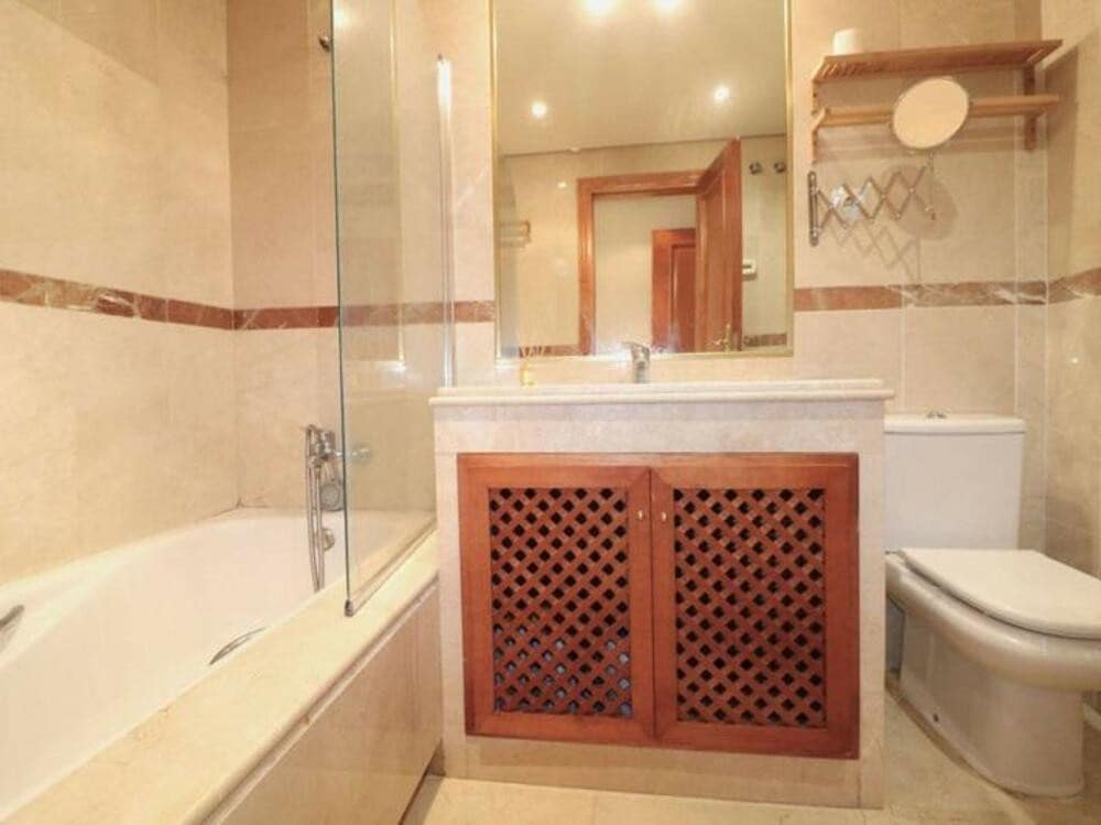 2 soverom Leilighet til salgs i Marbella med svømmebasseng garasje - € 445 000 (Ref: 9518274)