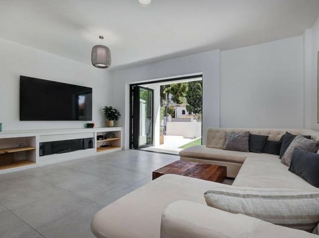 6 soveværelse Villa til salg i Playa Bajadilla - Puertos, Marbella med swimmingpool garage - € 1.500.000 (Ref: 9518278)