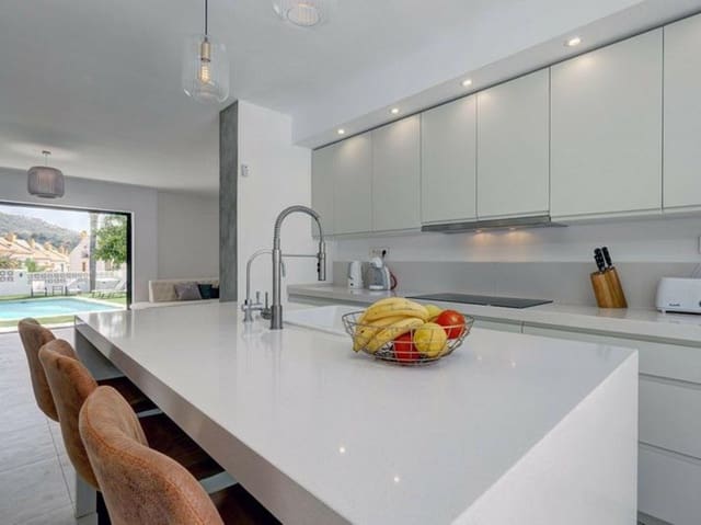 6 soveværelse Villa til salg i Playa Bajadilla - Puertos, Marbella med swimmingpool garage - € 1.500.000 (Ref: 9518278)