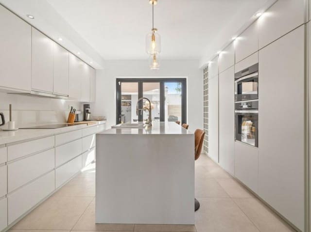 6 slaapkamer Villa te koop in Playa Bajadilla - Puertos, Marbella met zwembad garage - € 1.400.000 (Ref: 9518278)
