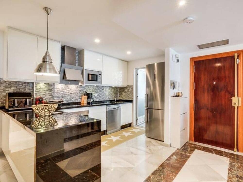 3 soveværelse Lejlighed til leje i Marbella med swimmingpool - € 3.000 (Ref: 9523778)