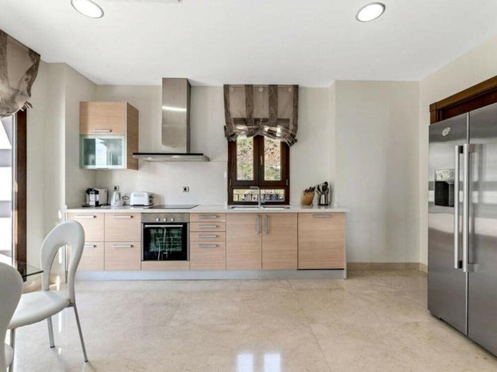 4 bedroom Villa for rent in Benahavis with pool garage - € 7,900 (Ref: 9529199)