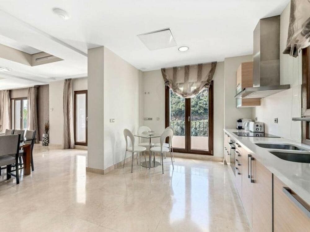 4 bedroom Villa for rent in Benahavis with pool garage - € 7,900 (Ref: 9529199)