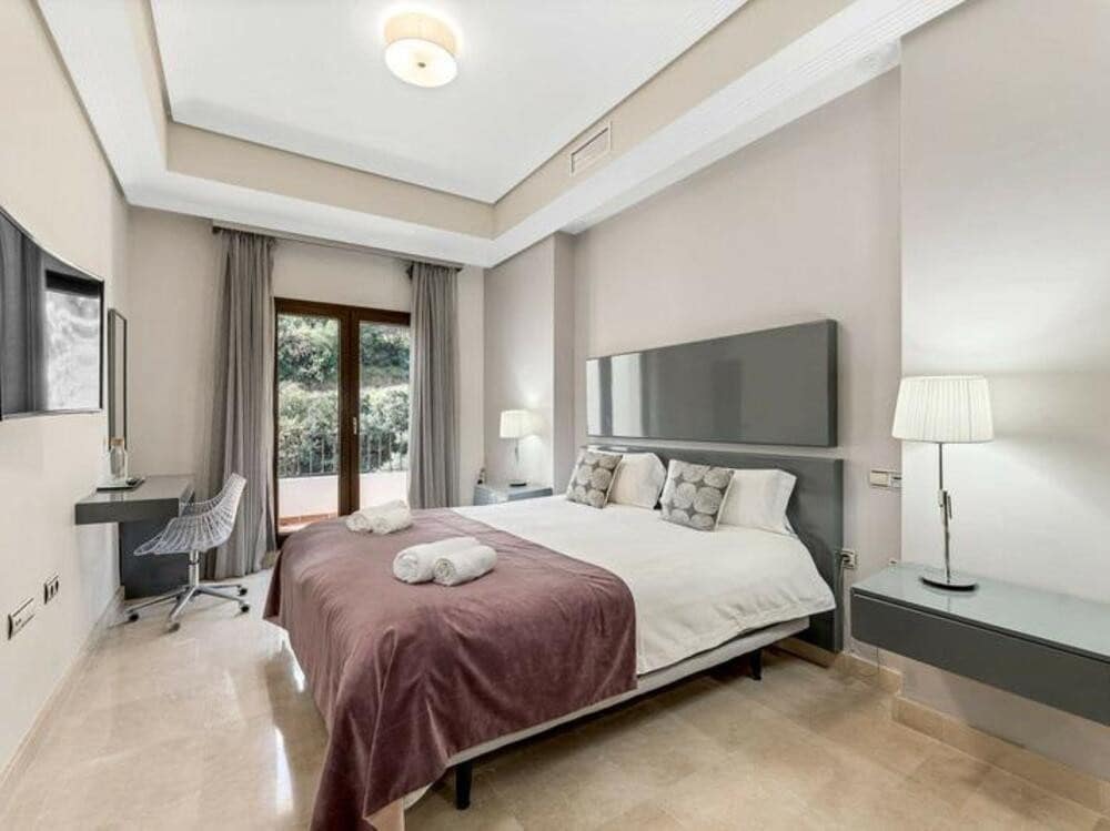 4 bedroom Villa for rent in Benahavis with pool garage - € 7,900 (Ref: 9529199)