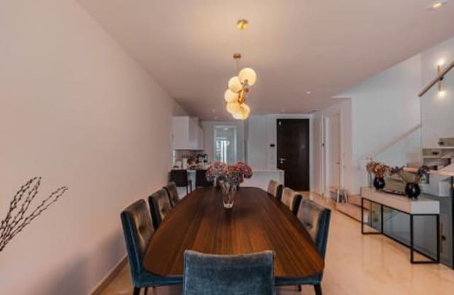 Casa de 4 habitaciones en Río Real, Marbella en alquiler con piscina garaje - 6.500 € (Ref: 9529201)