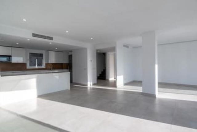 4 slaapkamer Penthouse te koop in Alto de los Monteros, Marbella met zwembad garage - € 800.000 (Ref: 9529204)