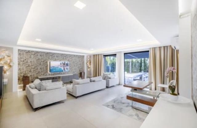 Villa/Maison de 4 chambres à louer à El Paraíso, Benahavís avec piscine garage - 12 500 € (Ref: 9535379)