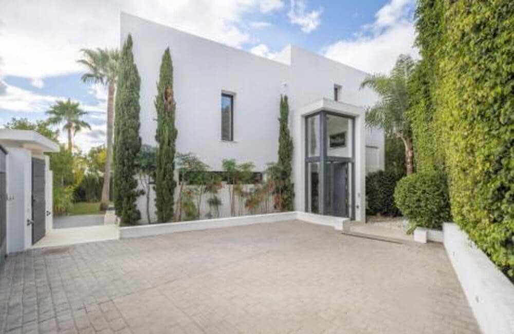 4 bedroom Villa for rent in Benahavis with pool garage - € 12,500 (Ref: 9535379)