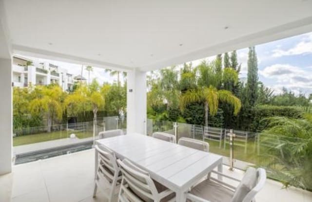 Villa/Maison de 4 chambres à louer à El Paraíso, Benahavís avec piscine garage - 12 500 € (Ref: 9535379)