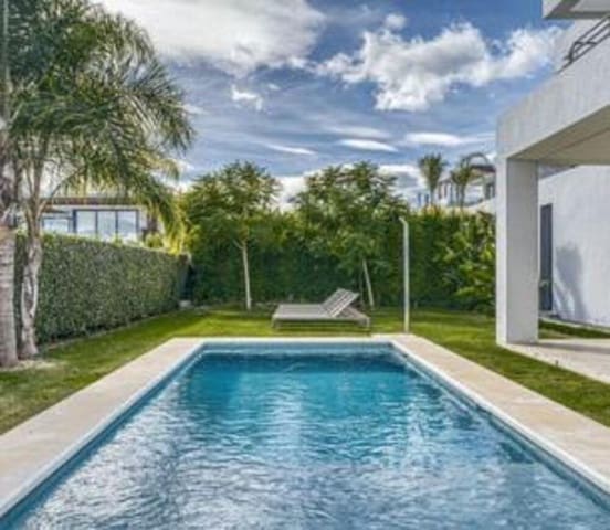 5 Zimmer Villa zu verkaufen in Cancelada, Estepona mit Pool Garage - 2.350.000 € (Ref: 9542844)