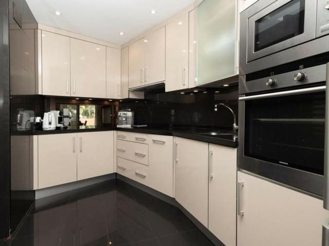 Apartamento de 3 habitaciones en El Padrón, Estepona en venta con piscina garaje - 695.000 € (Ref: 9542845)