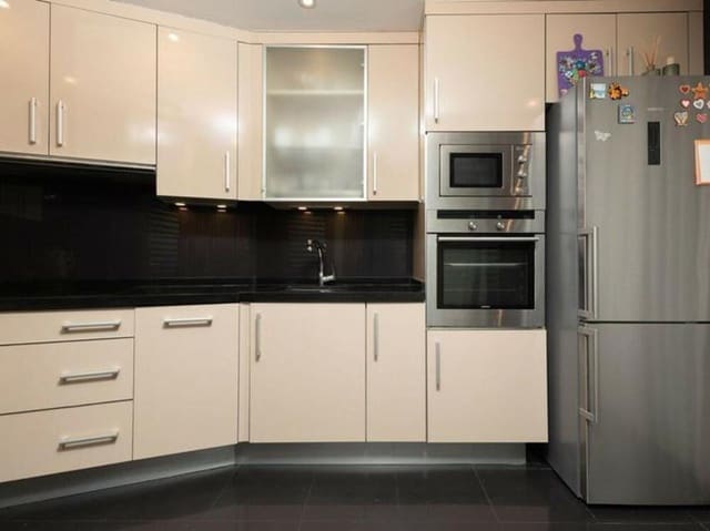 Apartamento de 3 habitaciones en El Padrón, Estepona en venta con piscina garaje - 695.000 € (Ref: 9542845)
