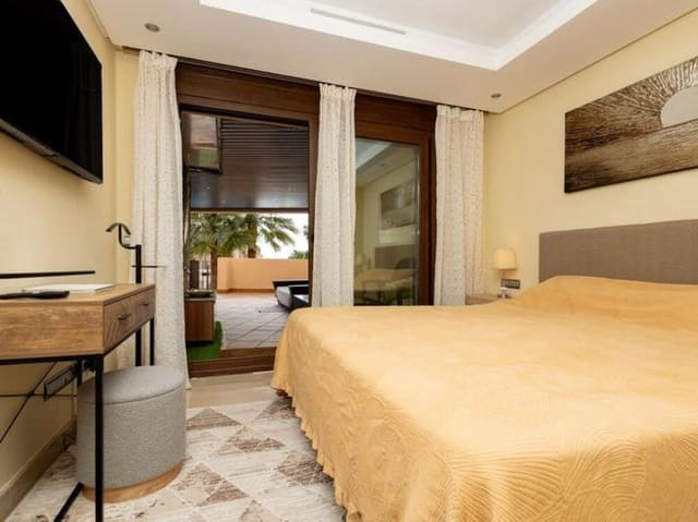 Apartamento de 3 habitaciones en El Padrón, Estepona en venta con piscina garaje - 695.000 € (Ref: 9542845)