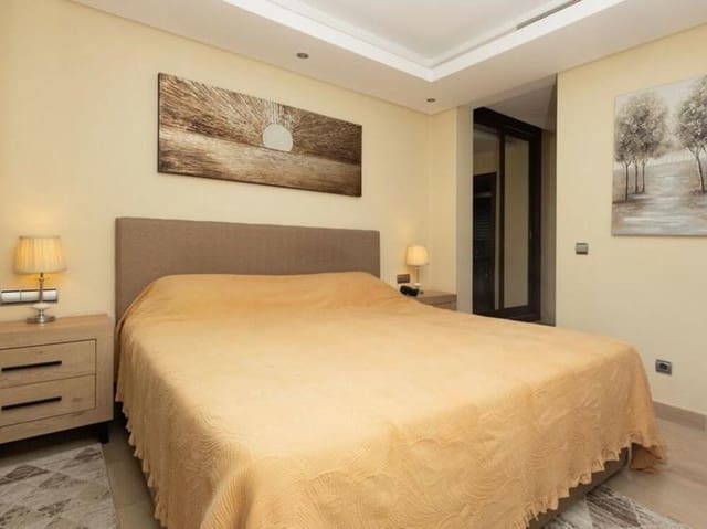 Apartamento de 3 habitaciones en El Padrón, Estepona en venta con piscina garaje - 695.000 € (Ref: 9542845)