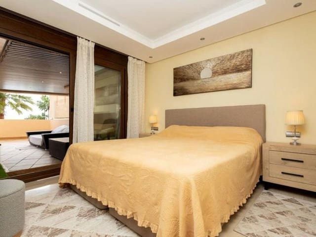 Apartamento de 3 habitaciones en El Padrón, Estepona en venta con piscina garaje - 695.000 € (Ref: 9542845)