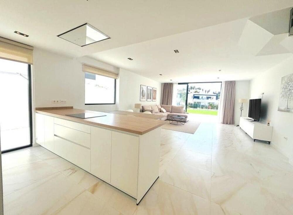 4 camera da letto Villa da affittare in New Golden Mile con piscina garage - 4.500 € (Rif: 9547400)