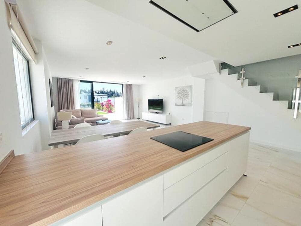 4 camera da letto Villa da affittare in New Golden Mile con piscina garage - 4.500 € (Rif: 9547400)