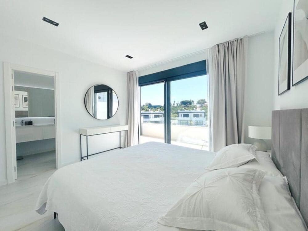 4 camera da letto Villa da affittare in New Golden Mile con piscina garage - 4.500 € (Rif: 9547400)