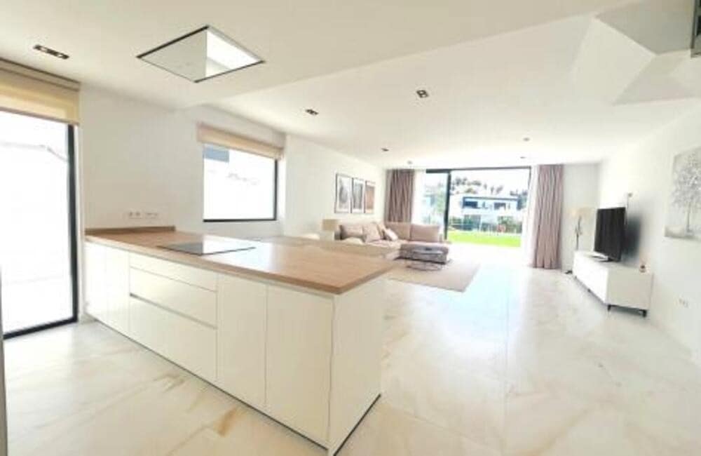 4 quarto Moradia Geminada para arrendar em Estepona com piscina garagem - 4 500 € (Ref: 9547402)