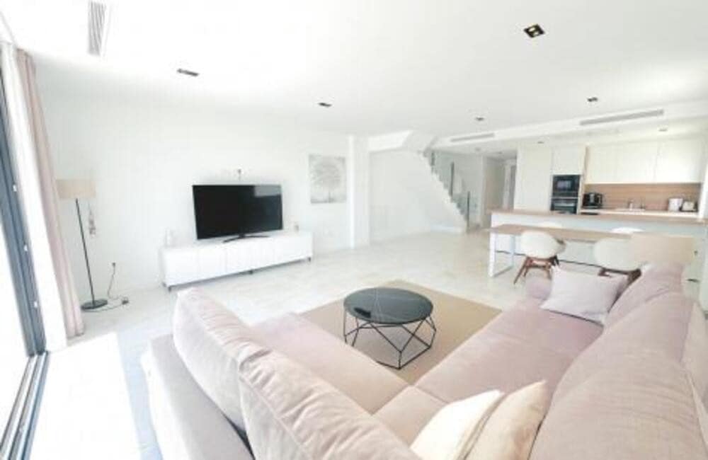 4 quarto Moradia Geminada para arrendar em Estepona com piscina garagem - 4 500 € (Ref: 9547402)