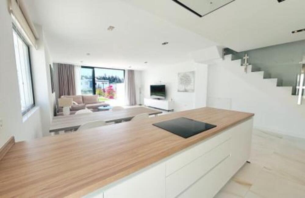 4 quarto Moradia Geminada para arrendar em Estepona com piscina garagem - 4 500 € (Ref: 9547402)