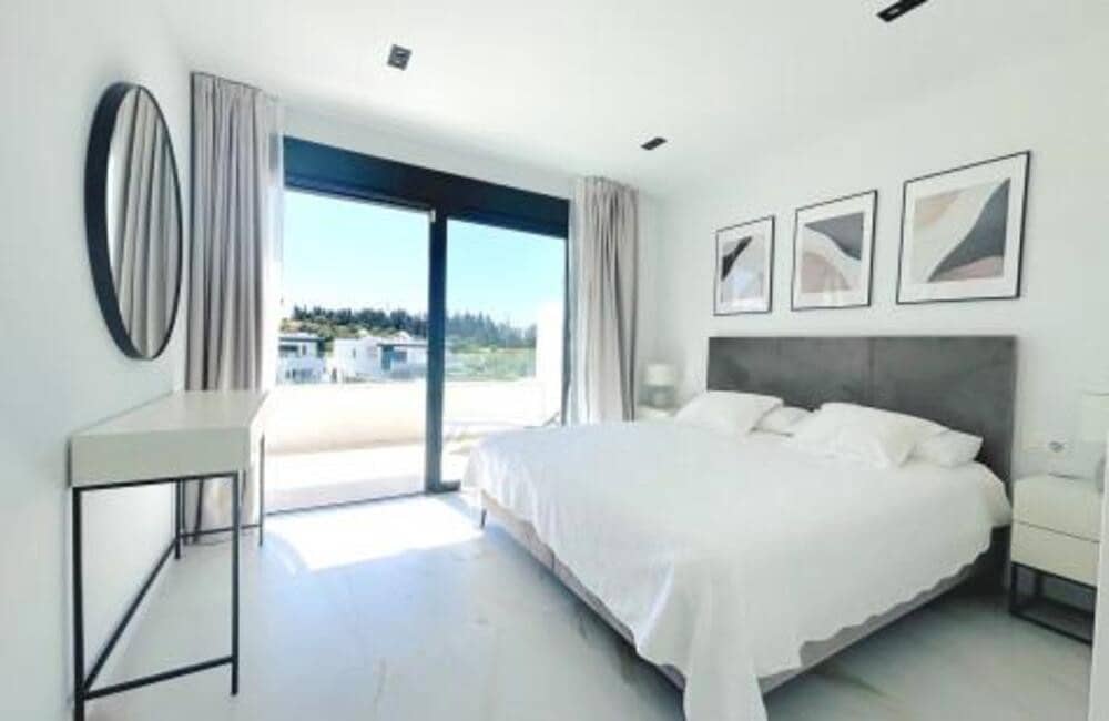 4 quarto Moradia Geminada para arrendar em Estepona com piscina garagem - 4 500 € (Ref: 9547402)