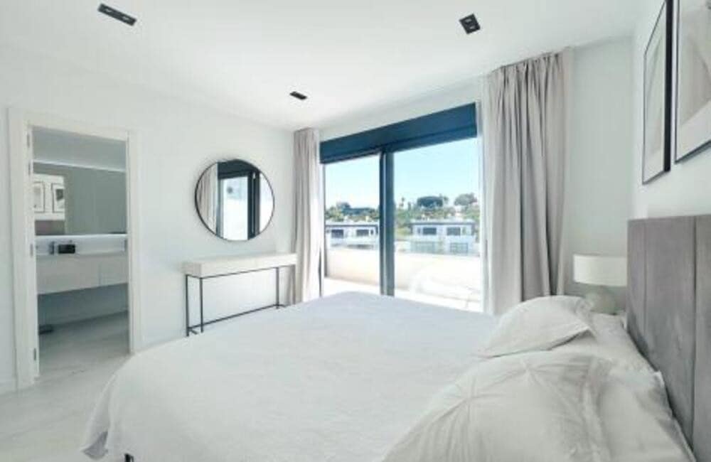 4 quarto Moradia Geminada para arrendar em Estepona com piscina garagem - 4 500 € (Ref: 9547402)