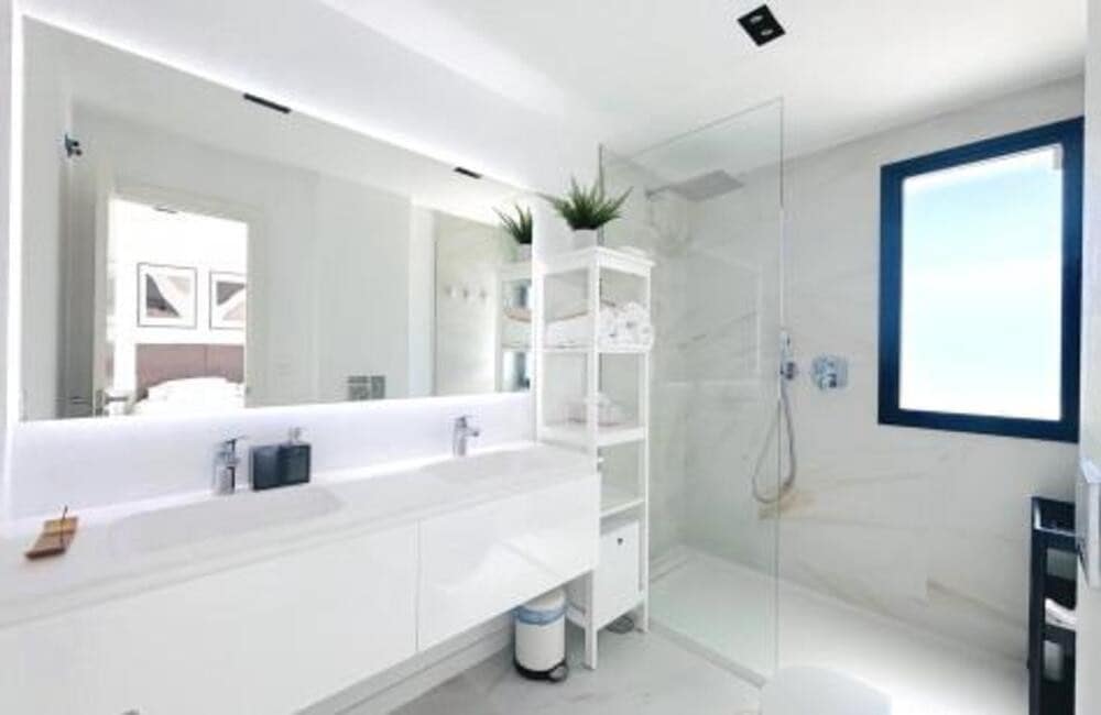 4 quarto Moradia Geminada para arrendar em Estepona com piscina garagem - 4 500 € (Ref: 9547402)