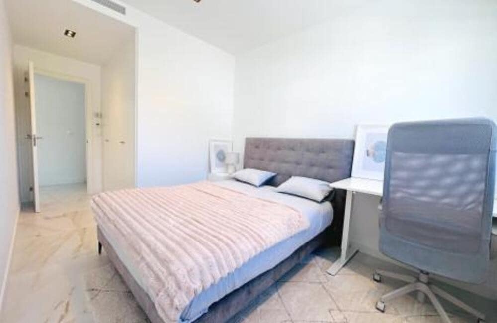 4 quarto Moradia Geminada para arrendar em Estepona com piscina garagem - 4 500 € (Ref: 9547402)