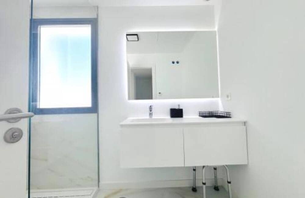 4 quarto Moradia Geminada para arrendar em Estepona com piscina garagem - 4 500 € (Ref: 9547402)