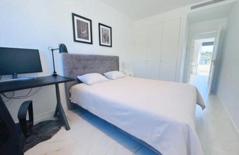 4 quarto Moradia Geminada para arrendar em Estepona com piscina garagem - 4 500 € (Ref: 9547402)