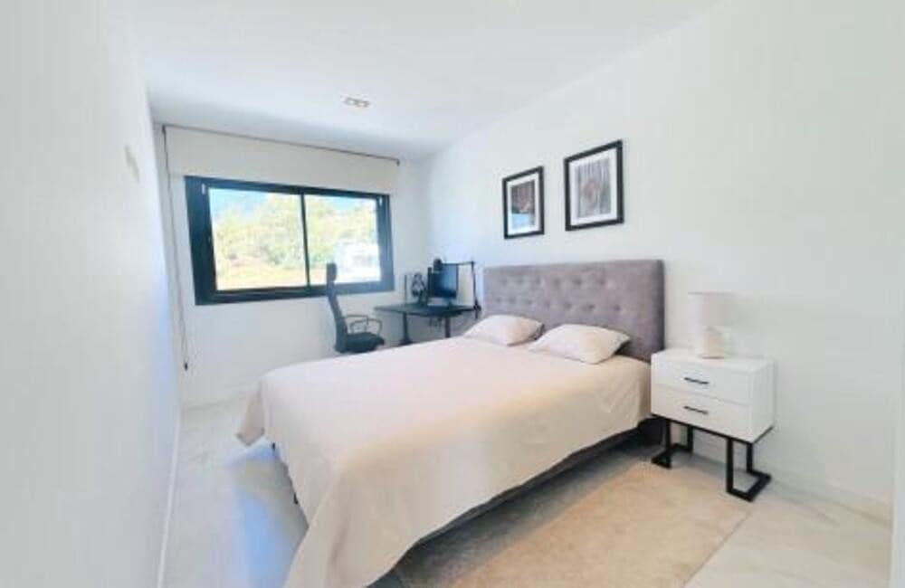 4 quarto Moradia Geminada para arrendar em Estepona com piscina garagem - 4 500 € (Ref: 9547402)